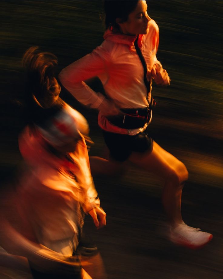 Corredores de diferentes níveis na prova